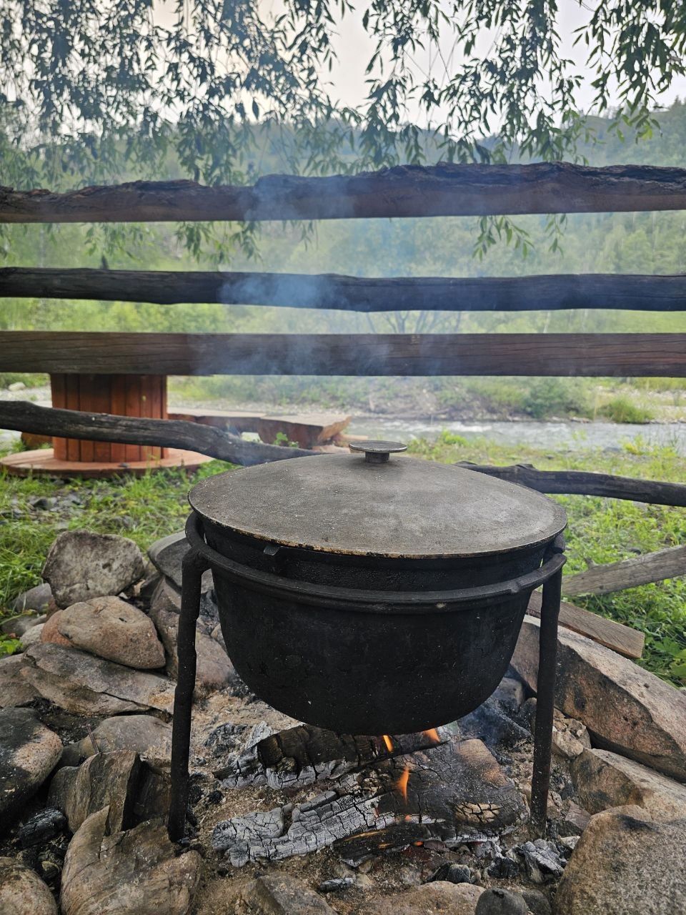 Казан на костре у реки