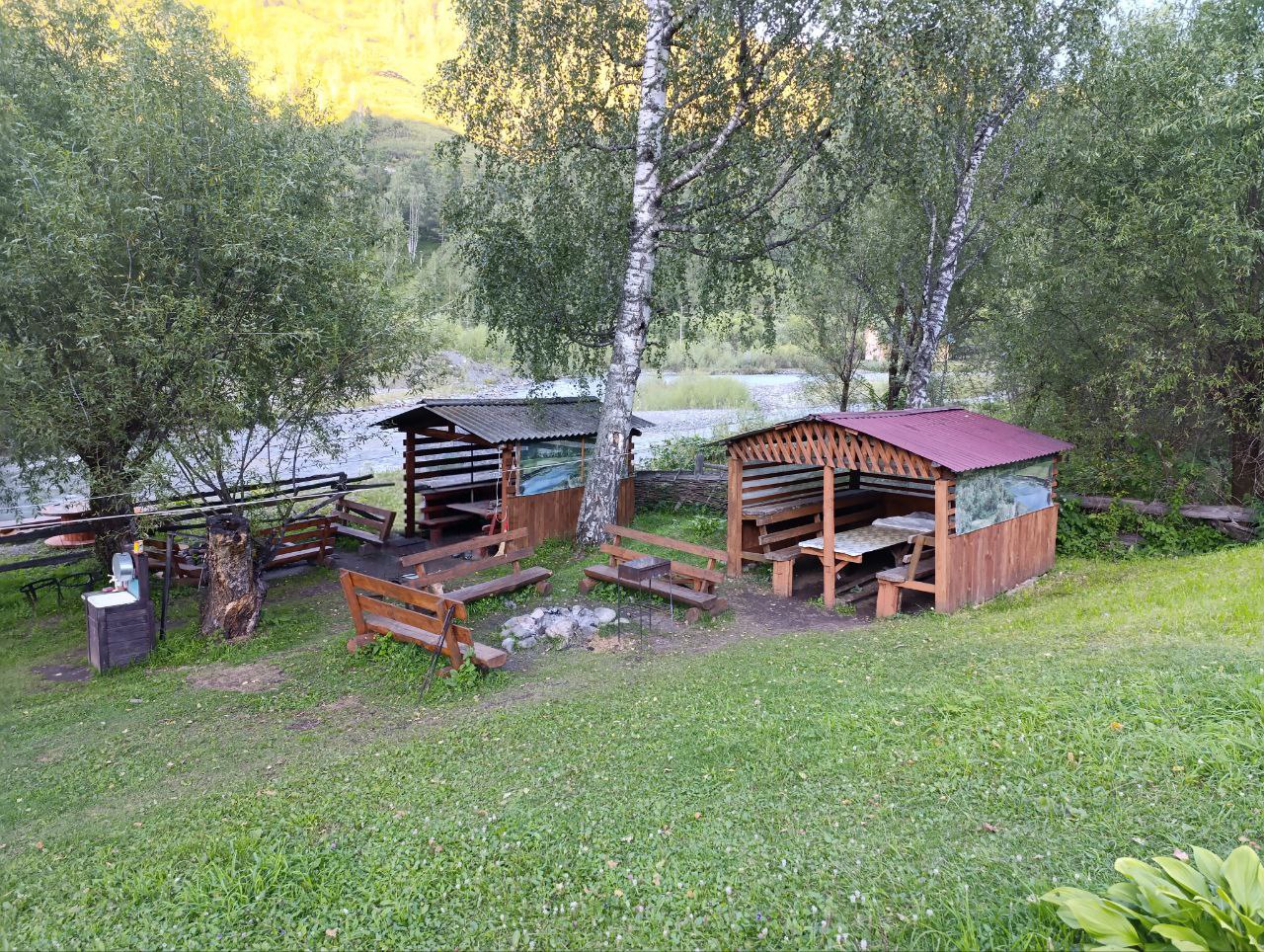 Беседки и зона отдыха у реки